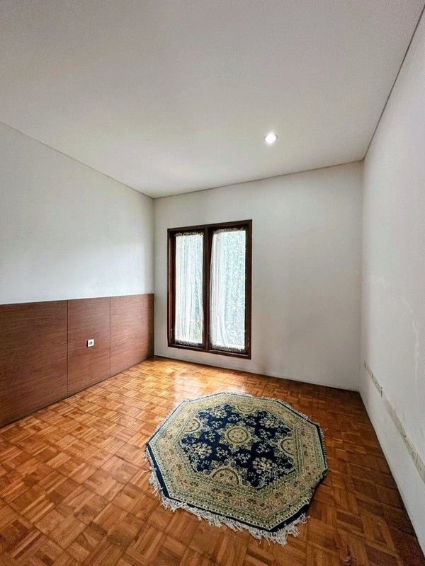 Dijual Cepat! Rumah 2 Lantai Bintaro Sektor 6 - LT 280 m², 4+1 KT, Garasi 2 Mobil, SHM, Nego!