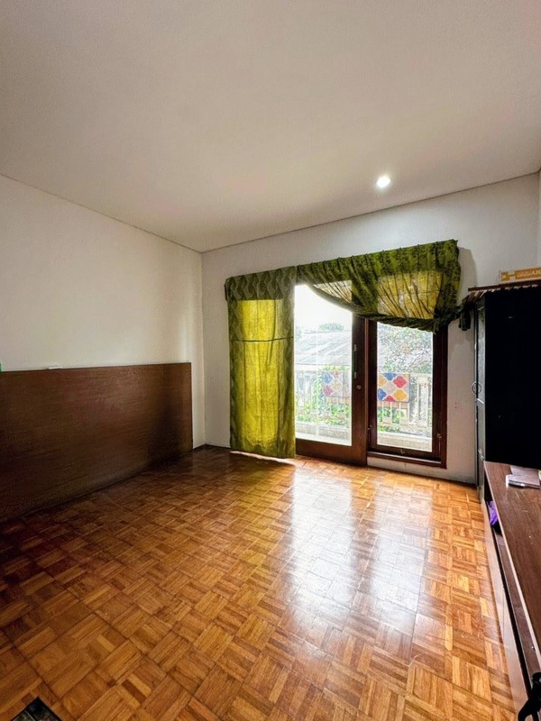 Dijual Cepat! Rumah 2 Lantai Bintaro Sektor 6 - LT 280 m², 4+1 KT, Garasi 2 Mobil, SHM, Nego!