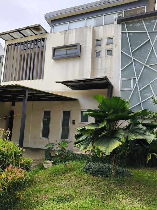 RUMAH DENGAN INDOOR SWIMMING POOL di CLUSTER CASPIA BSD CITY