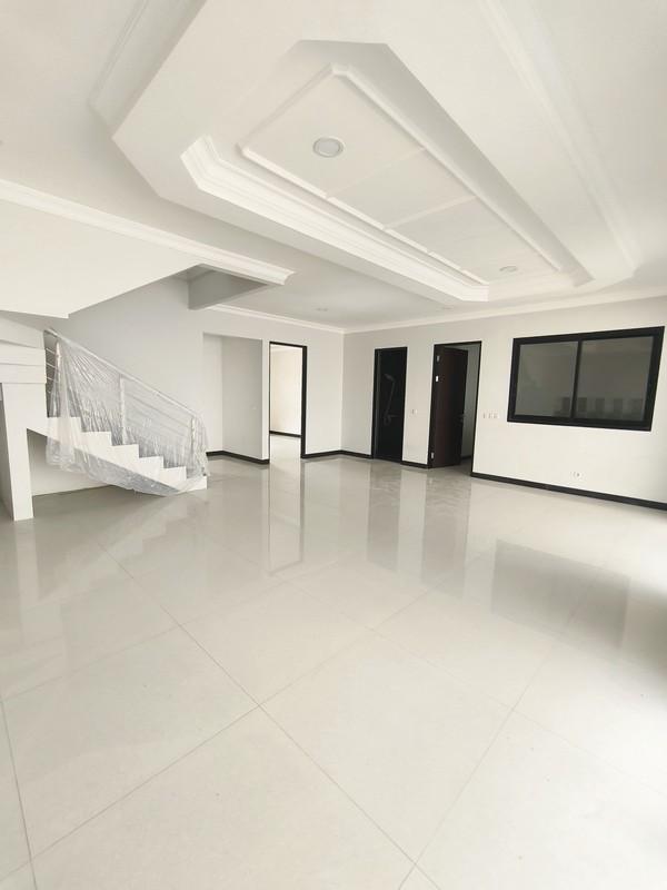 5 Man Dijual Rumah Baru Woodland Citraland Surabaya Barat Dekat Uc, Pasar Modern, Taipei School