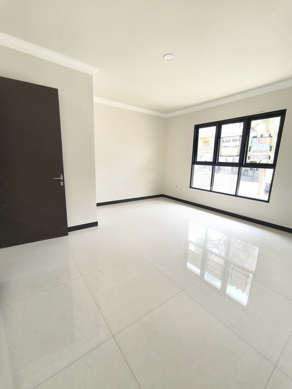 5 Man Dijual Rumah Baru Woodland Citraland Surabaya Barat Dekat Uc, Pasar Modern, Taipei School
