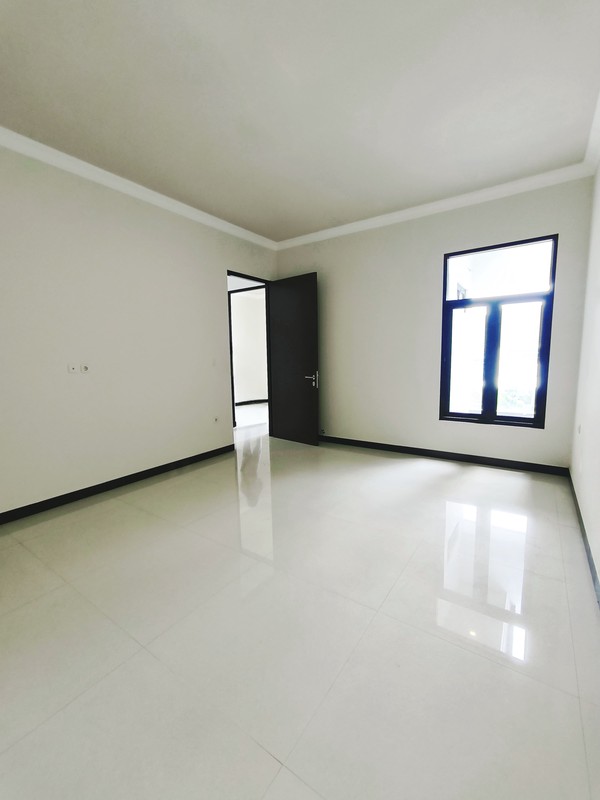 5 Man Dijual Rumah Baru Woodland Citraland Surabaya Barat Dekat Uc, Pasar Modern, Taipei School