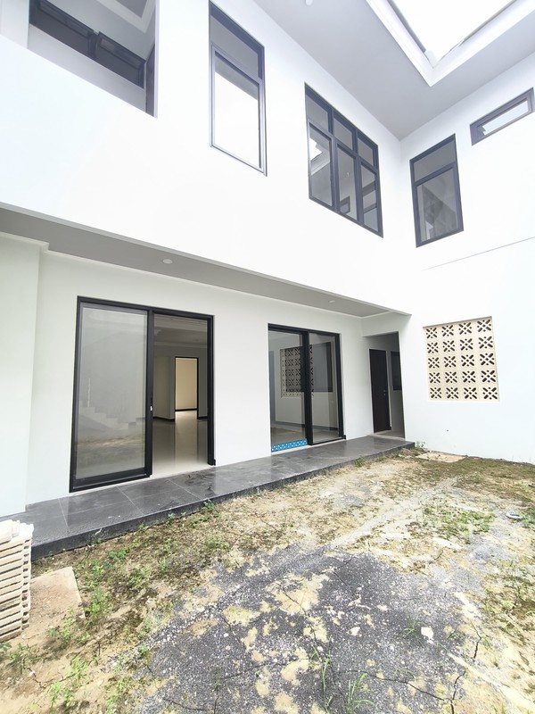 5 Man Dijual Rumah Baru Woodland Citraland Surabaya Barat Dekat Uc, Pasar Modern, Taipei School