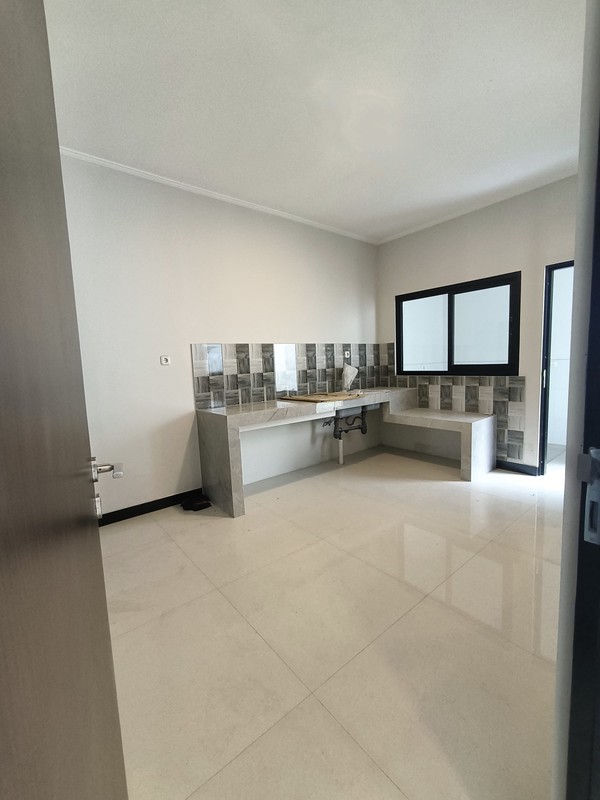 5 Man Dijual Rumah Baru Woodland Citraland Surabaya Barat Dekat Uc, Pasar Modern, Taipei School