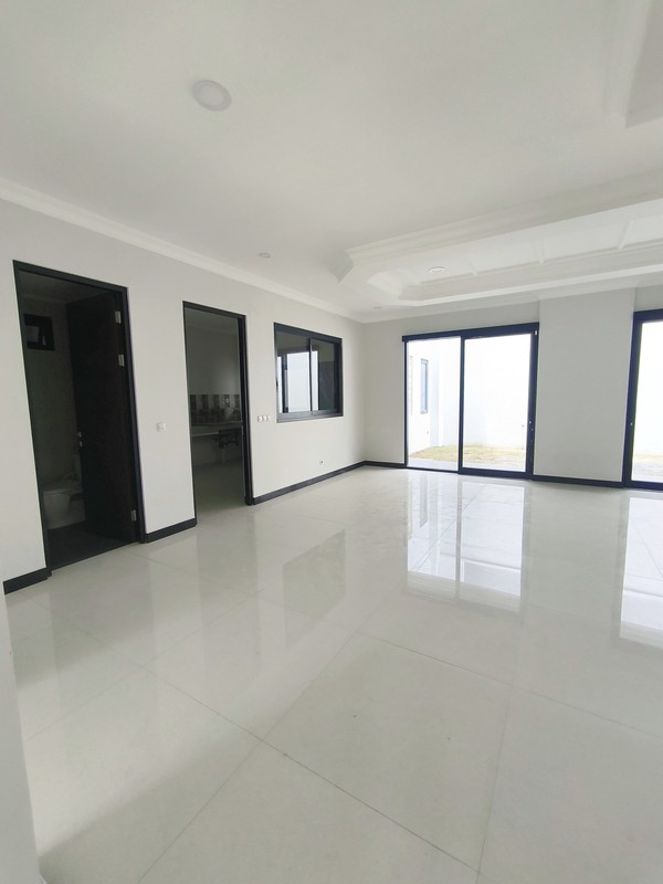 5 Man Dijual Rumah Baru Woodland Citraland Surabaya Barat Dekat Uc, Pasar Modern, Taipei School