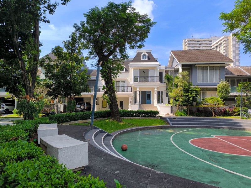 Rumah Bagus Dengan Kolam Renang Di Kebayoran Residence Bintaro