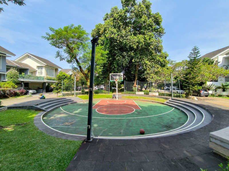 Rumah Bagus Dengan Kolam Renang Di Kebayoran Residence Bintaro