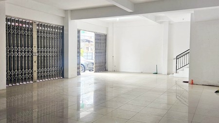 Ruko di Dharmahusada Indah Surabaya Timur, 1 Lantai saja yg disewakan ( Lantai bawah ) HOOK/POJOKAN, SIAP PAKAI !!! - JK -