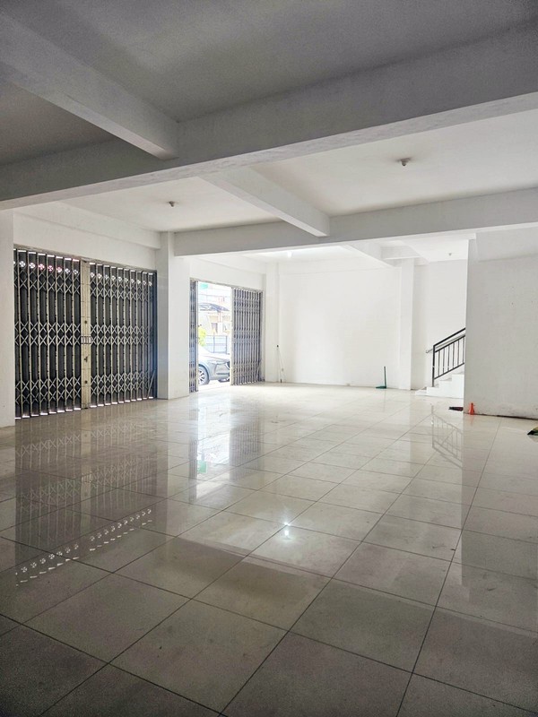 Ruko di Dharmahusada Indah Surabaya Timur, 1 Lantai saja yg disewakan ( Lantai bawah ) HOOK/POJOKAN, SIAP PAKAI !!! - JK -