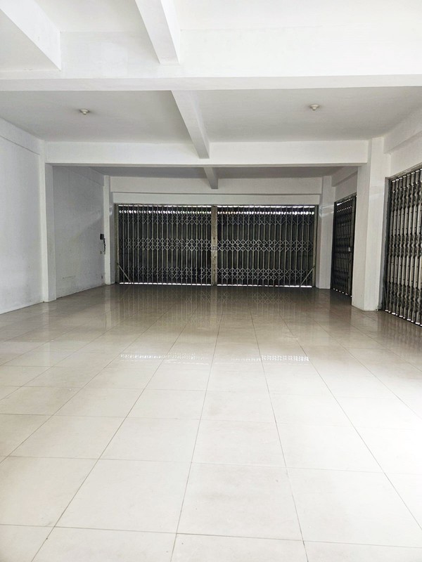 Ruko di Dharmahusada Indah Surabaya Timur, 1 Lantai saja yg disewakan ( Lantai bawah ) HOOK/POJOKAN, SIAP PAKAI !!! - JK -