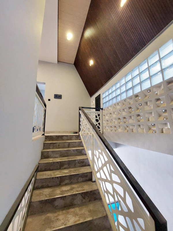 Rumah Baru Gress di Pakuwon City San Antonio Surabaya Timur, Minimalis, ada Kolam Renang, 3 Lantai, Ready 1 unit aja... DISEWAKAN JUGA... Buruan !!!! - JK -