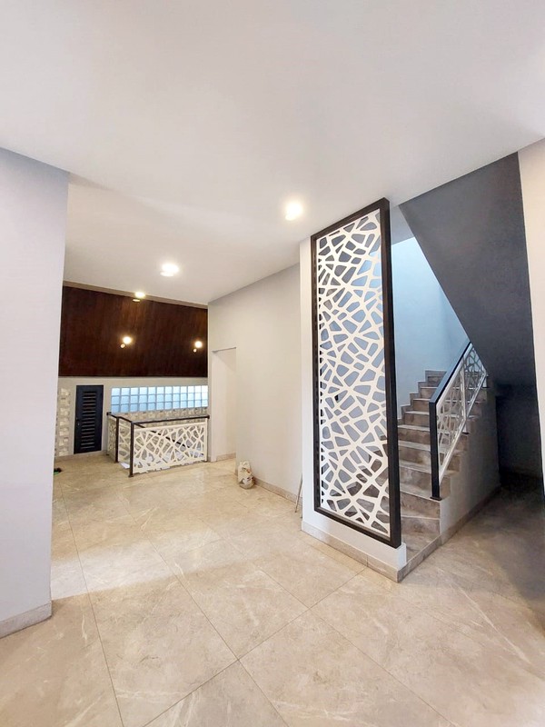 Rumah Baru Gress di Pakuwon City San Antonio Surabaya Timur, Minimalis, ada Kolam Renang, 3 Lantai, Ready 1 unit aja... DISEWAKAN JUGA... Buruan !!!! - JK -
