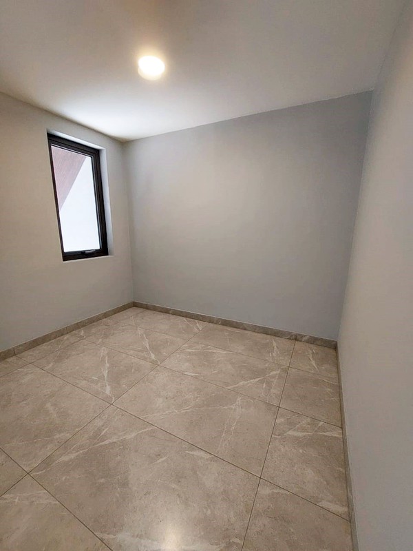 Rumah Baru Gress di Pakuwon City San Antonio Surabaya Timur, Minimalis, ada Kolam Renang, 3 Lantai, Ready 1 unit aja... DISEWAKAN JUGA... Buruan !!!! - JK -