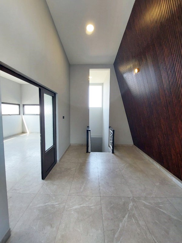 Rumah Baru Gress di Pakuwon City San Antonio Surabaya Timur, Minimalis, ada Kolam Renang, 3 Lantai, Ready 1 unit aja... DISEWAKAN JUGA... Buruan !!!! - JK -