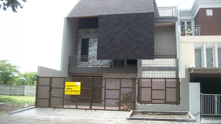 Rumah Baru Gress di Pakuwon City San Antonio Surabaya Timur, Minimalis, ada Kolam Renang, 3 Lantai, Ready 1 unit aja... DISEWAKAN JUGA... Buruan !!!! - JK -