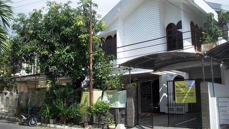 Rumah di Dharmahusada Indah Barat Surabaya Timur, Bagus + Terawat, Lingkungan Elite, Row Jalan depan Lebar, Bisa untuk Rumah Tinggal/Kantor, Siap Huni - WNA -