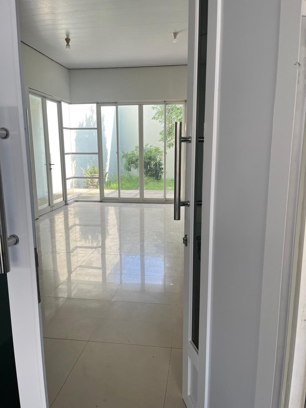 Disewakan Rumah Cantik Royal Residence Cluster Addington Surabaya Barat