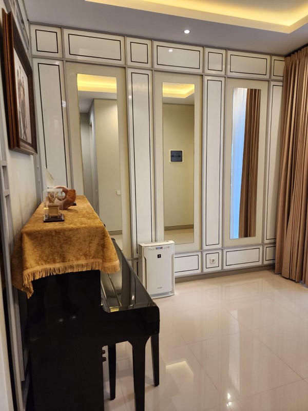 Jual Rumah 3 Lantai The Greenlake Citraland Surabaya Barat Semi Furnished Siap Huni