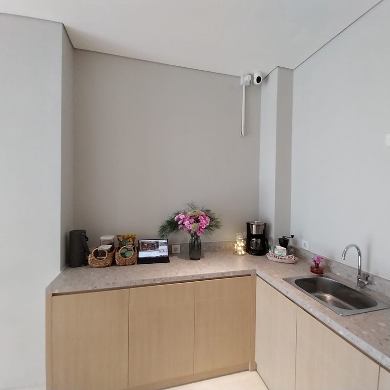Dijual Apartemen The Rosebay Graha Famili Tipe 2 Bedroom Corner Unit Semi Furnished - Lantai.5- View Pool And City Strategis Dekat Pakuwon Mall, Sma Petra 1, National Hospital