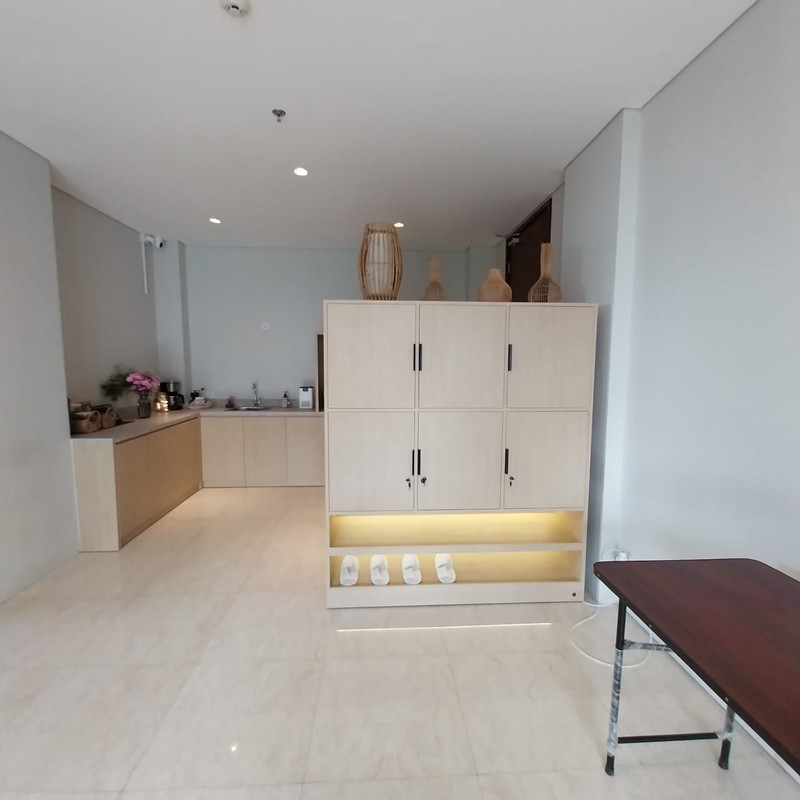 Dijual Apartemen The Rosebay Graha Famili Tipe 2 Bedroom Corner Unit Semi Furnished - Lantai.5- View Pool And City Strategis Dekat Pakuwon Mall, Sma Petra 1, National Hospital