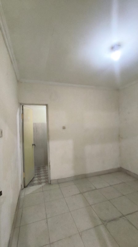 Rumah Sewa di BSD dengan Tanah Luas 180 m2 dan 2 Car Port Dekat Tol