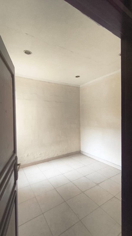 Rumah Sewa di BSD dengan Tanah Luas 180 m2 dan 2 Car Port Dekat Tol