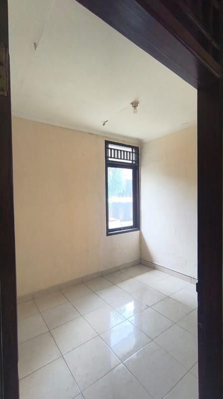 Rumah Sewa di BSD dengan Tanah Luas 180 m2 dan 2 Car Port Dekat Tol