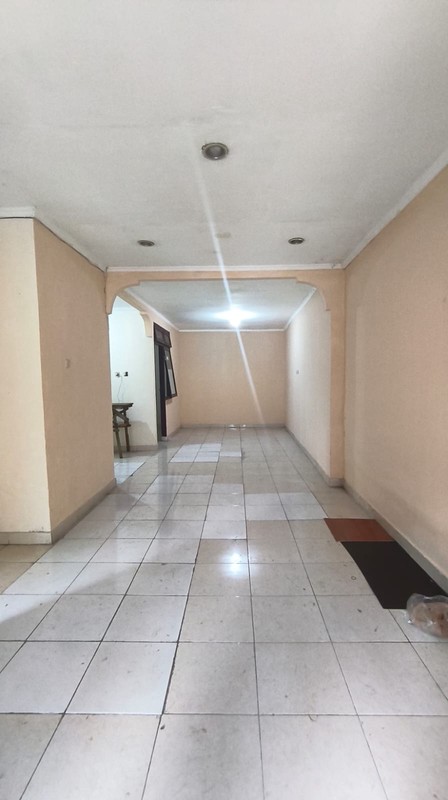 Rumah Sewa di BSD dengan Tanah Luas 180 m2 dan 2 Car Port Dekat Tol