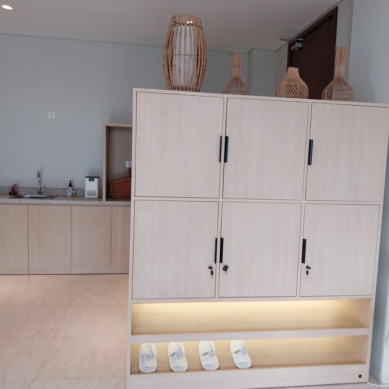 MURAH Disewakan Apartemen The Rosebay Graha Famili Tipe 2 Bedroom Corner Unit Semi Furnished - Lantai.5- View Pool And City Strategis Dekat Pakuwon Mall, Sma Petra 1, National Hospital