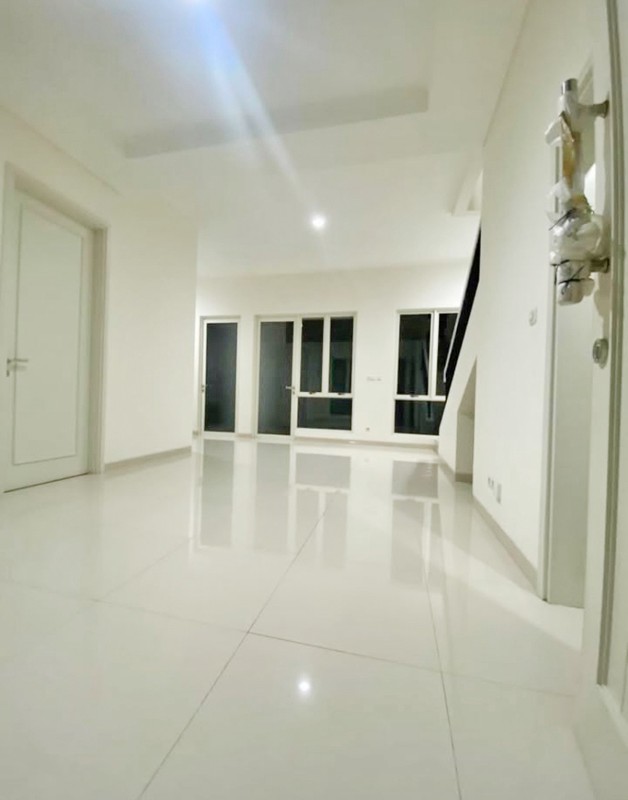 Rumah Cantik di Cluster Cyiara Suvarna Sutera, Lokasi Strategis