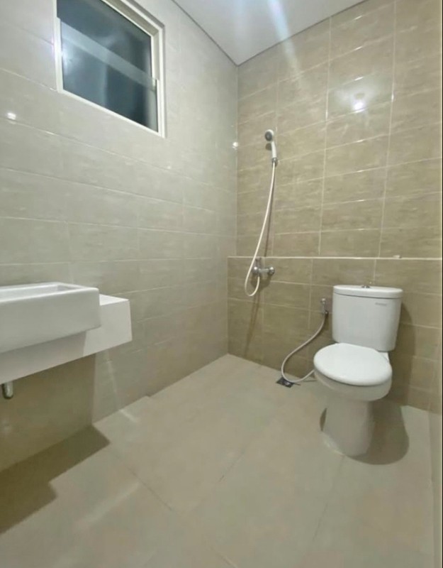 Rumah Cantik di Cluster Cyiara Suvarna Sutera, Lokasi Strategis