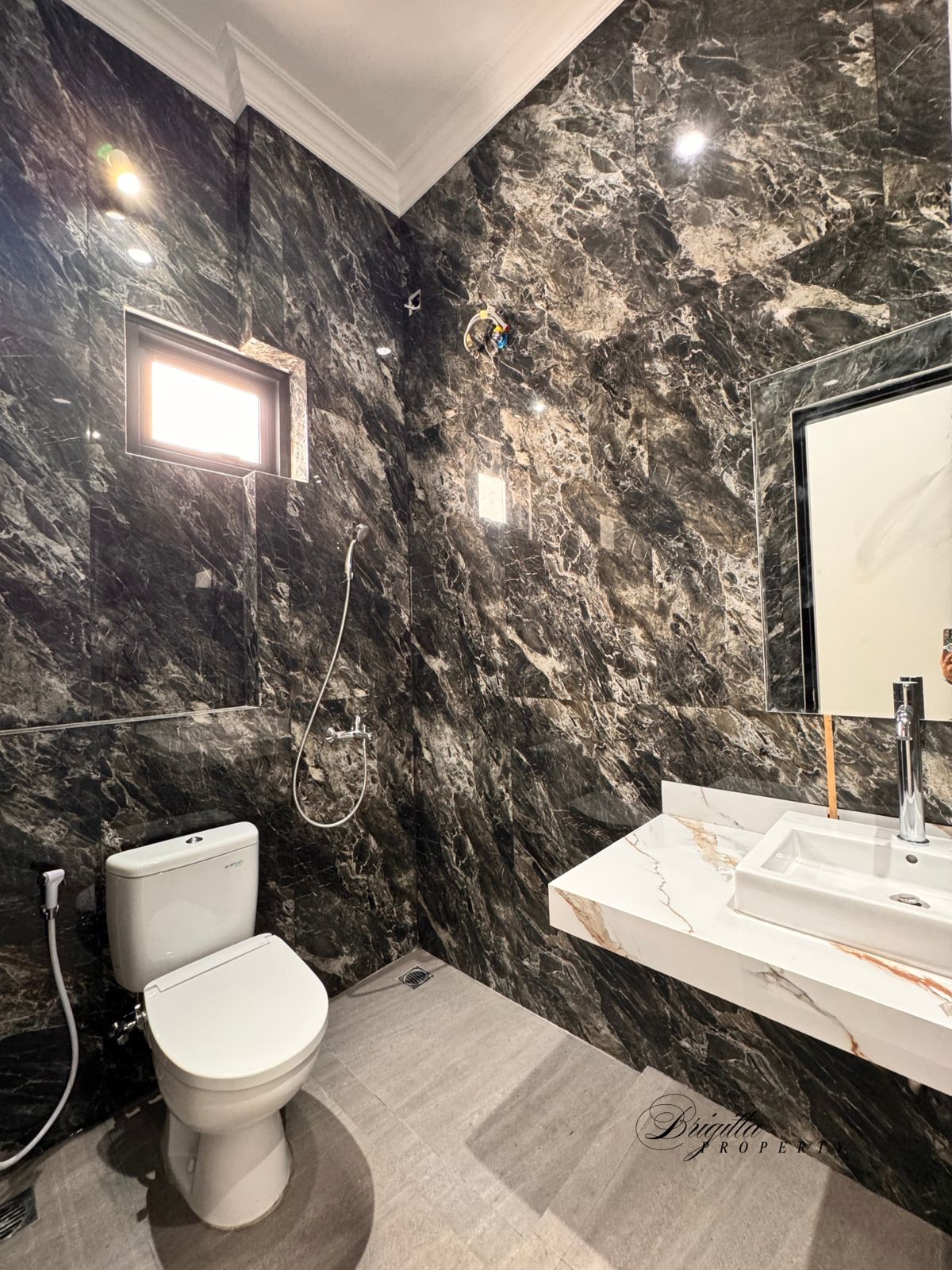 Jual Rumah Strategis 2 Lantai di Surabaya Timur 