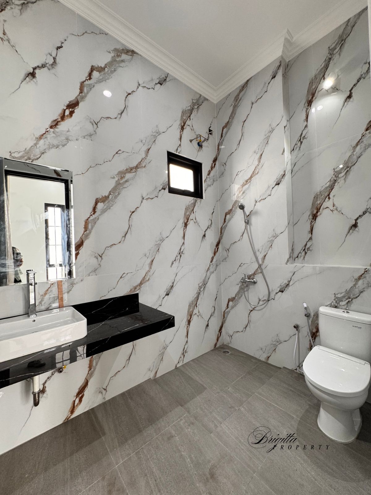 Jual Rumah Strategis 2 Lantai di Surabaya Timur 