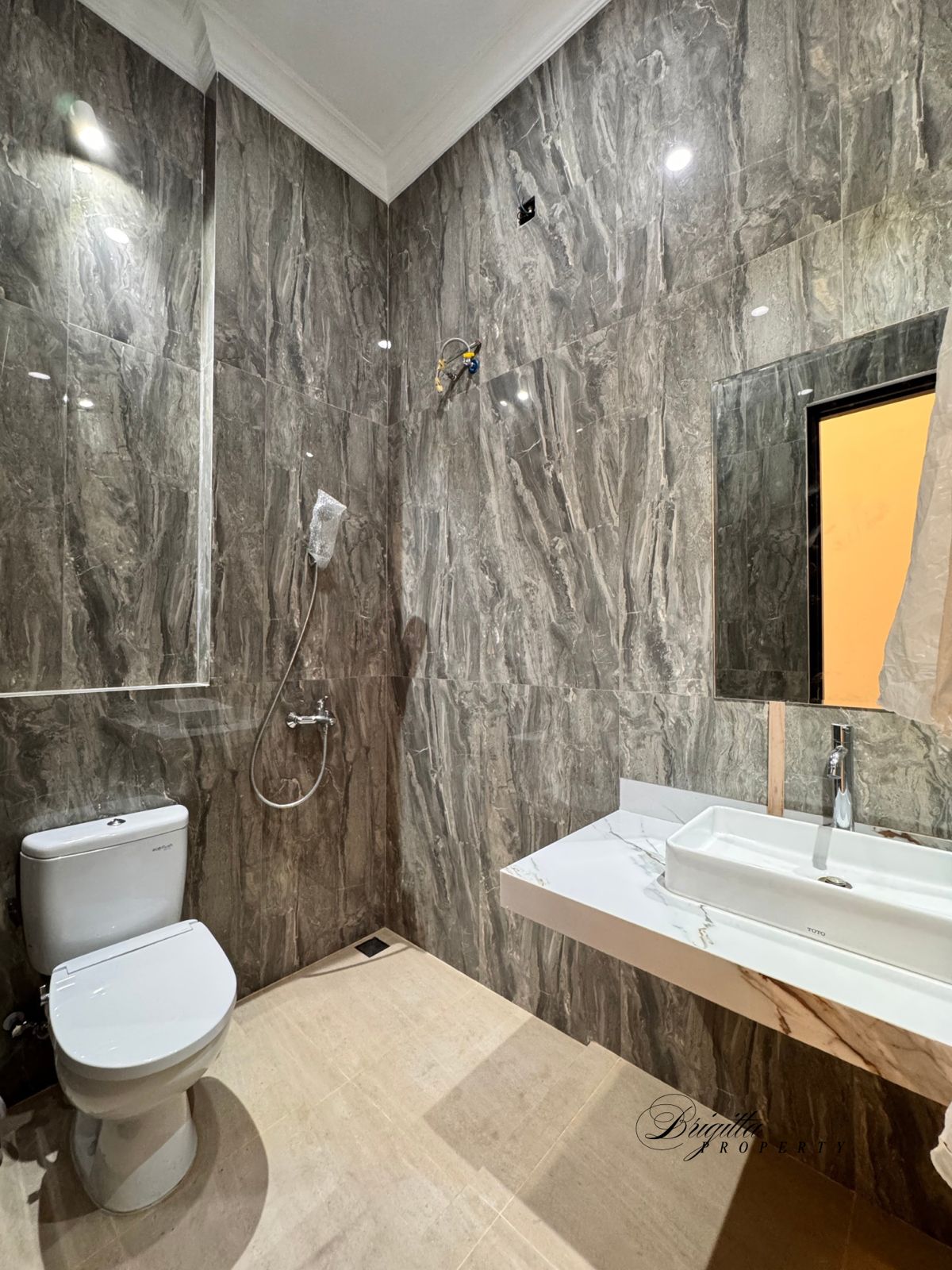 Jual Rumah Strategis 2 Lantai di Surabaya Timur 