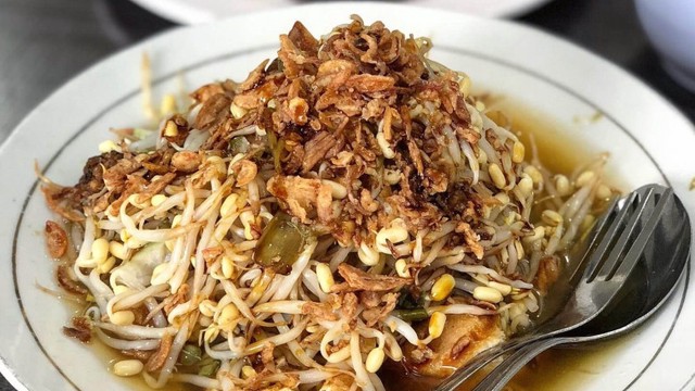 Sensasi Unik Lontong Balap: Kuliner yang Menyatu Dengan Identitas Kota