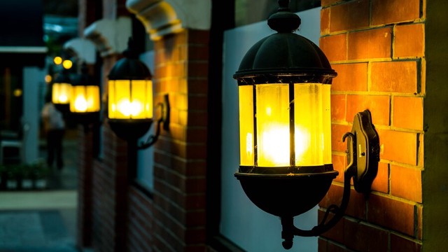 Minimalis dan Estetik, Intip 5 Desain Lampu Taman Untuk Rumah