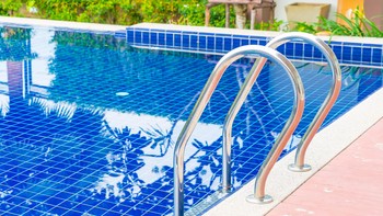 Kolam Renang di Rumah Selalu bersih? Berikut 4 Tips Merawatnya!
