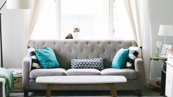 5 Cara Membersihkan Sofa di Rumah, Jangan Tunggu Debu Menumpuk