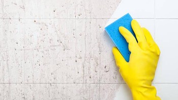 5 Cara Membersihkan Lantai Kamar Mandi yang Berkerak dengan Baking Soda!