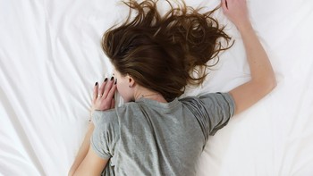 Ketahui Dampak Akibat Sering Tidur di Lantai, Bisa Buat Iritasi Hingga Penyakit Jantung