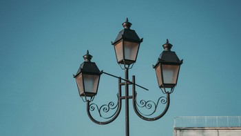 5 Ide Desain Lampu Taman di Rumah, Ciptakan Taman yang Nyaman dan Estetik