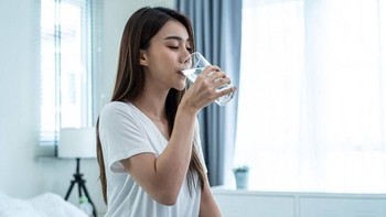 10 Manfaat Minum Air Hangat di Pagi Hari untuk Kesehatan Tubuh