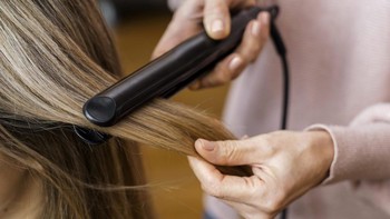 6 Tips Aman Menggunakan Catokan Rambut untuk Mencegah Insiden Berbahaya