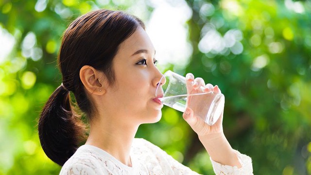 7 Manfaat Minum Air Putih di Pagi Hari untuk Kesehatan Tubuh Anda