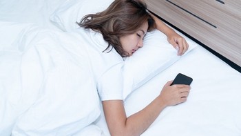 Bahaya Tidur Dekat HP! Ini Dia 7 Alasan Mengapa Kamu Harus Menjauhkan Ponsel Saat Tidur