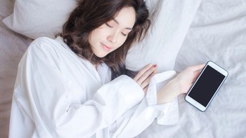 Bahaya Tidur Dekat dengan Handphone Jadi Ancaman Tersembunyi yang Perlu Anda Waspadai