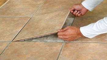 Lantai Rumah Tiba-Tiba Pecah dan Terangkat? Yuk, Kenali Faktor Penyebabnya!