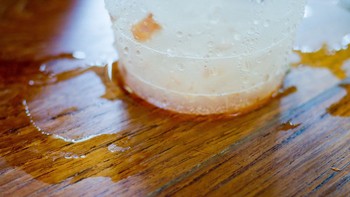 Cara Mudah Menghilangkan Noda Air di Meja Kayu! Panduan Lengkap untuk Hasil Bersih dan Awet