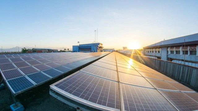 Mana yang Lebih Hemat: PLN atau PLTS? Penjelasan Lengkap untuk Pengguna Rumah Tangga di Indonesia