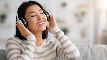 Bahaya! Ini Dampak Negatif Mendengarkan Musik dengan Earphone Keras Setiap Hari